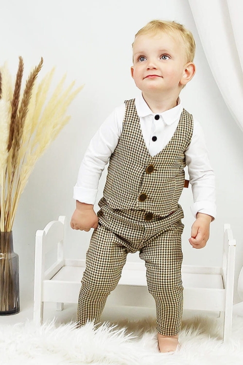 spodnie w pepitkę i kamizelka na chrzest.jpg