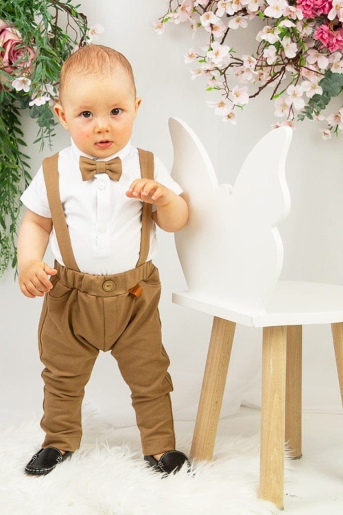 body z krótkim rękawem białe oraz spodnie bezowe na szelkach