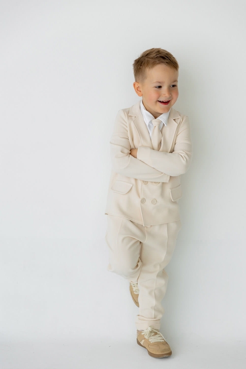 beżowa marynarka dla chłopca jasna.jpg